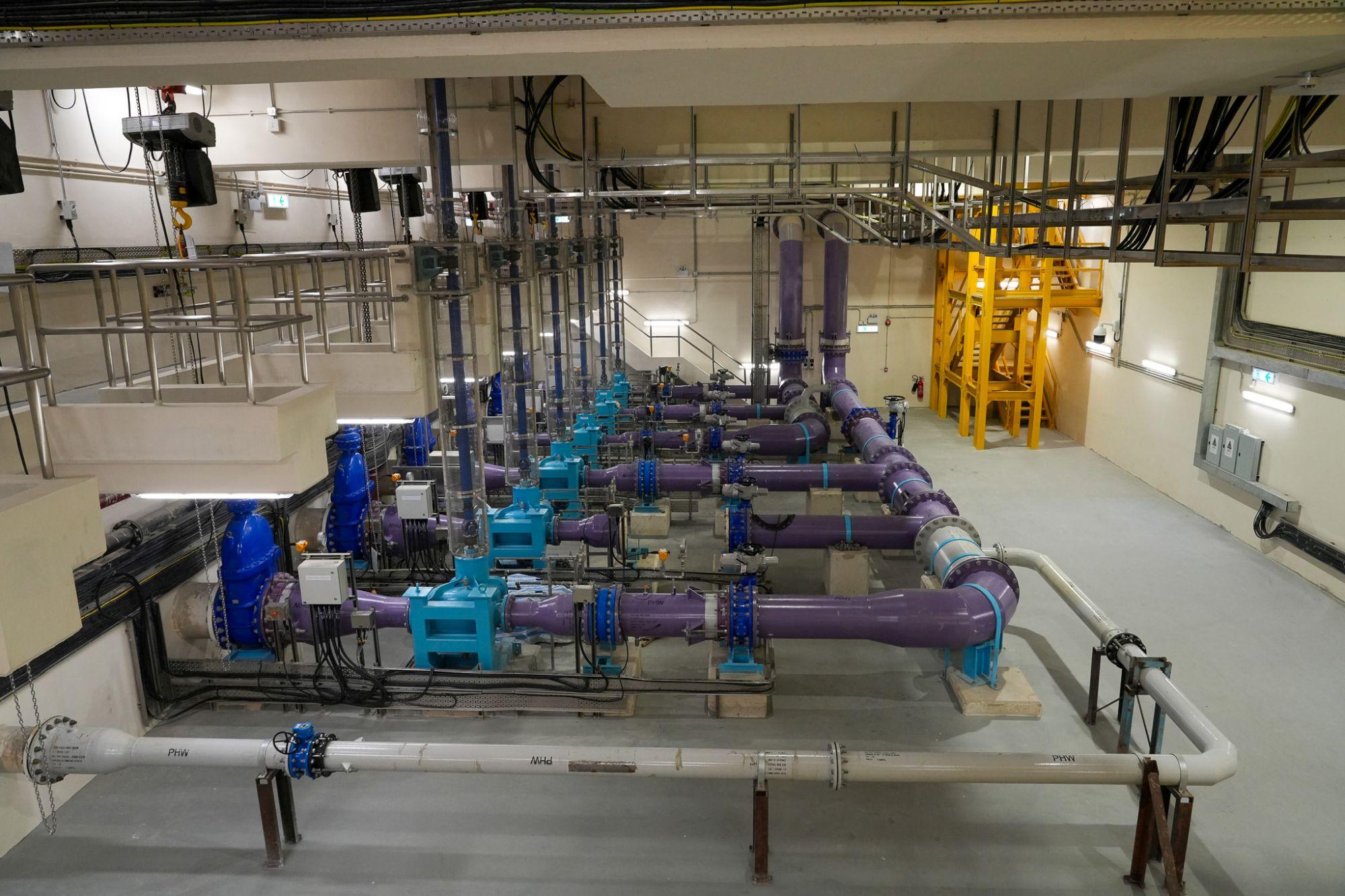 石湖墟再造水廠將全面投產,每日再造水產量可達7萬3千立方米,最終能夠供應給約52萬市民使用。圖示再造水廠內設施。(發展局網誌圖片)