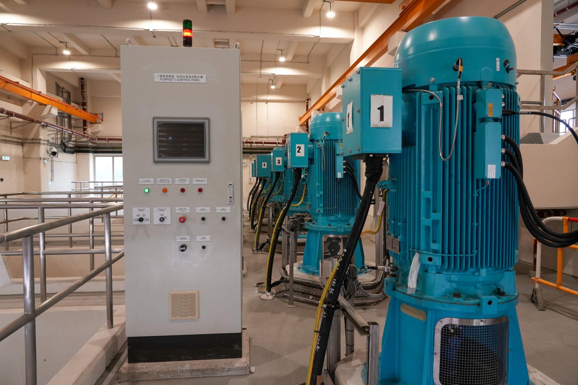 石湖墟再造水廠將全面投產,每日再造水產量可達7萬3千立方米,最終能夠供應給約52萬市民使用。圖示再造水廠內設施。(發展局網誌圖片)