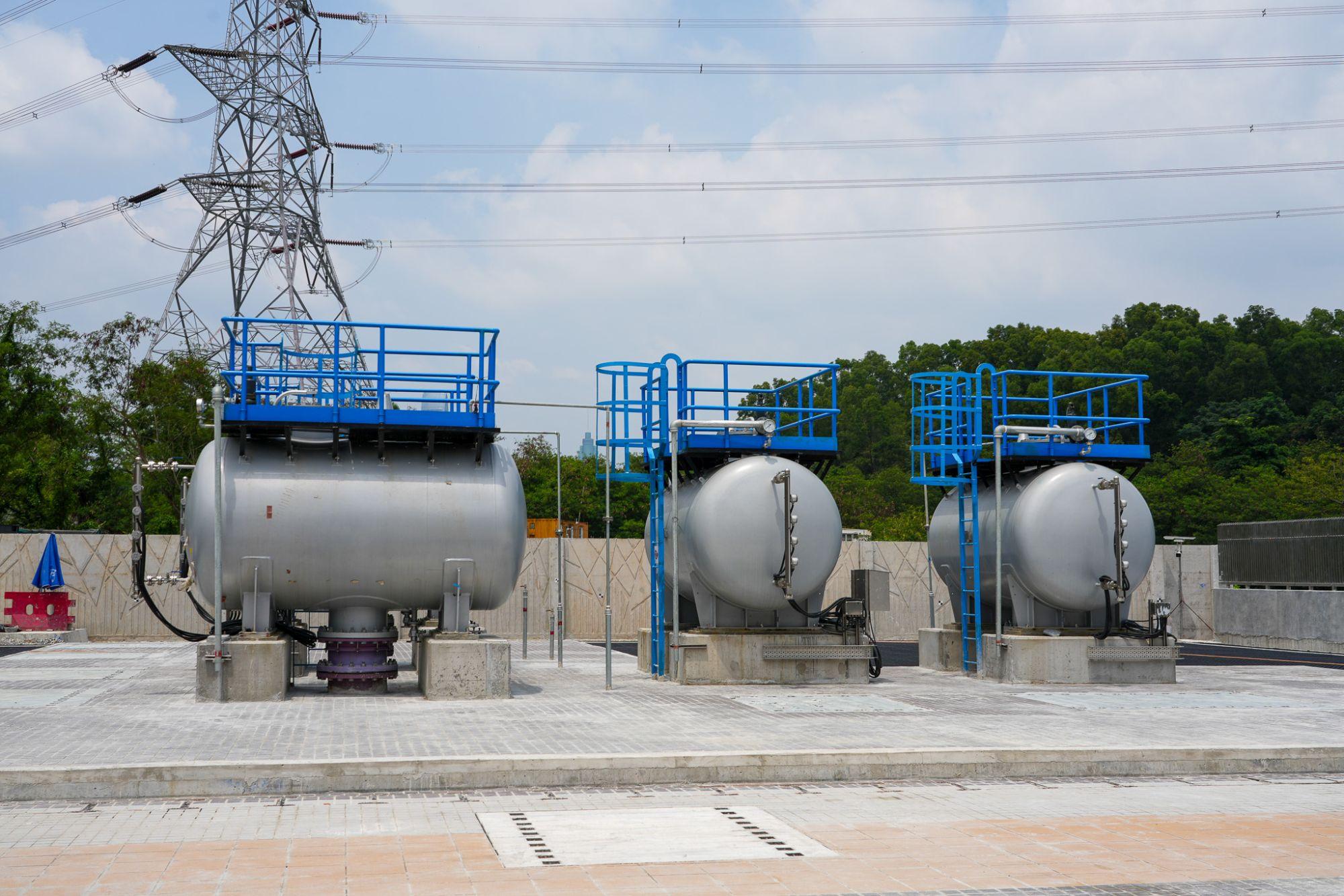 石湖墟再造水廠將全面投產,每日再造水產量可達7萬3千立方米,最終能夠供應給約52萬市民使用。圖示再造水廠內設施。(發展局網誌圖片)