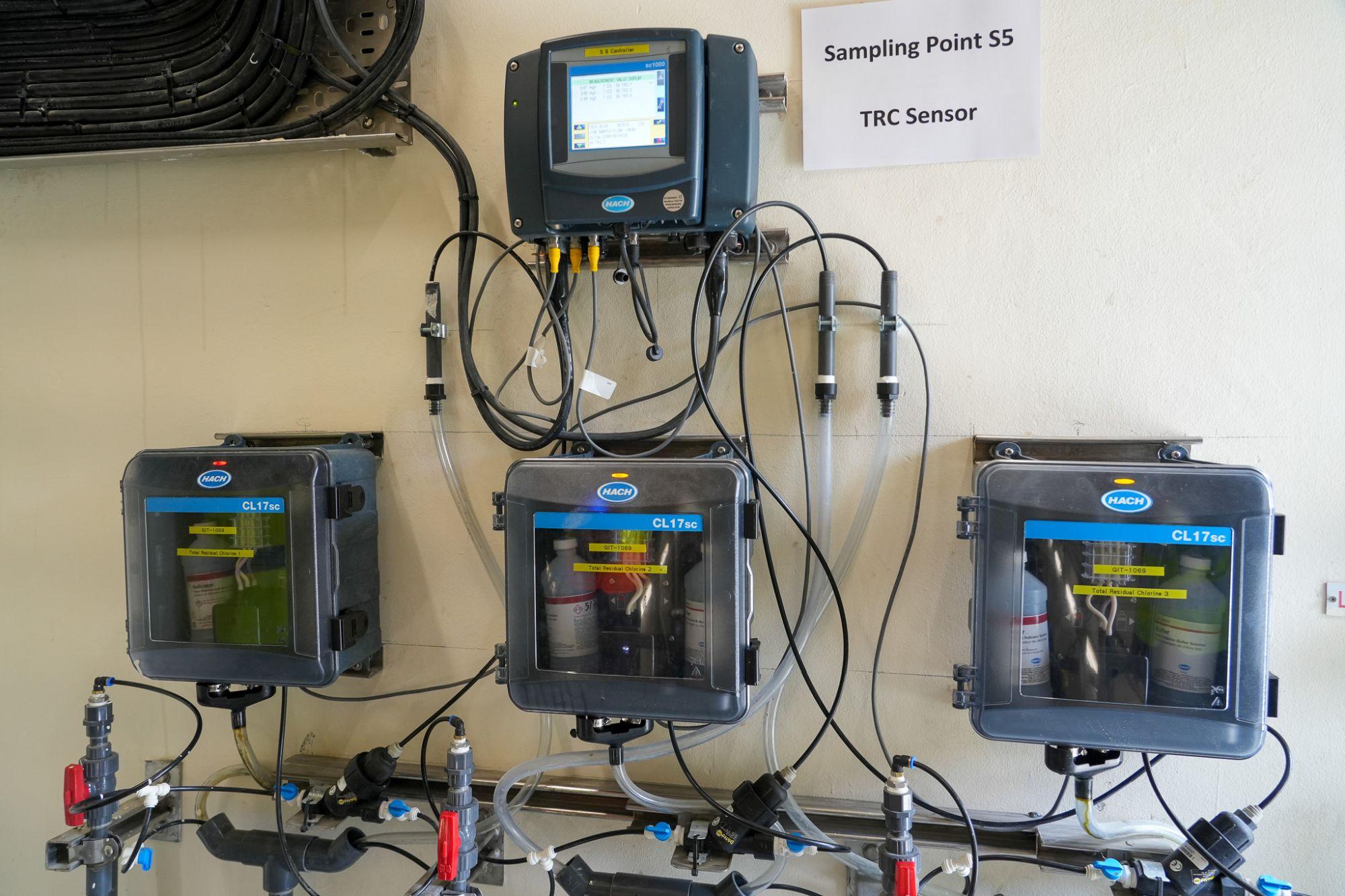 石湖墟再造水廠亦配合數字水務的發展,採用實時監測儀器,包括水質分析儀,全面監控再造水的處理過程及收集水質分析數據。(發展局網誌圖片)