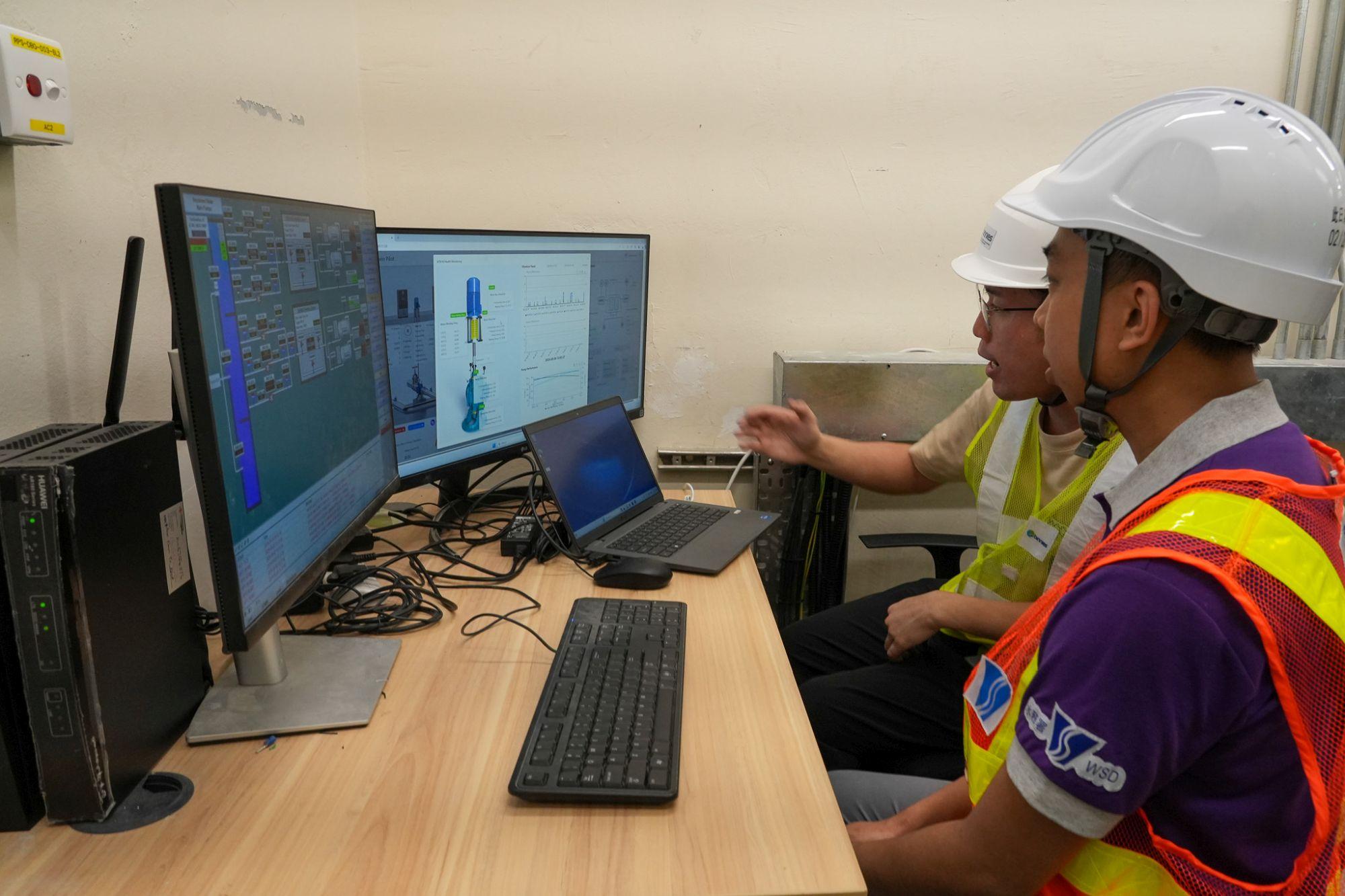 石湖墟再造水廠還採用了數碼孿生技術,以電腦模擬、分析及學習再造水生產過程和泵水設施的運作,為再造水中次氯酸鈉及藍色食用色素的份量,以及啟動泵水設施的最佳時段作出建議等,繼而逐步達至設施運作全面自動化 (發展局網誌圖片)