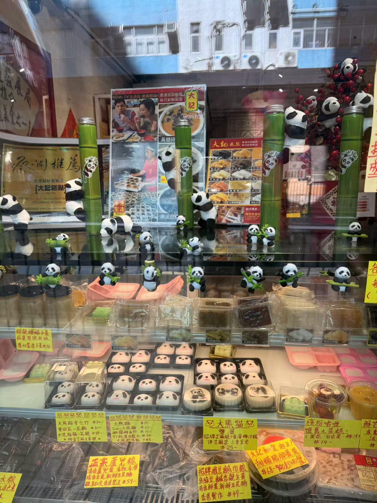 香港仔大道一間中式糕點舖,大熊貓主題糕點熱銷。(中通社)