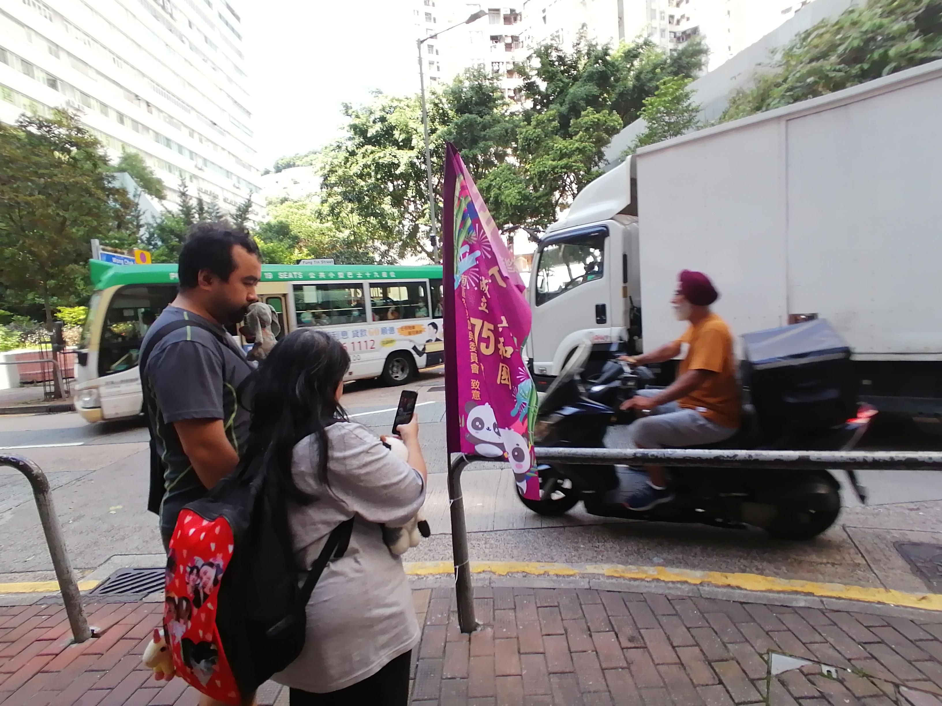 香港仔中心大熊貓主題的綵旗飄揚。(中通社)