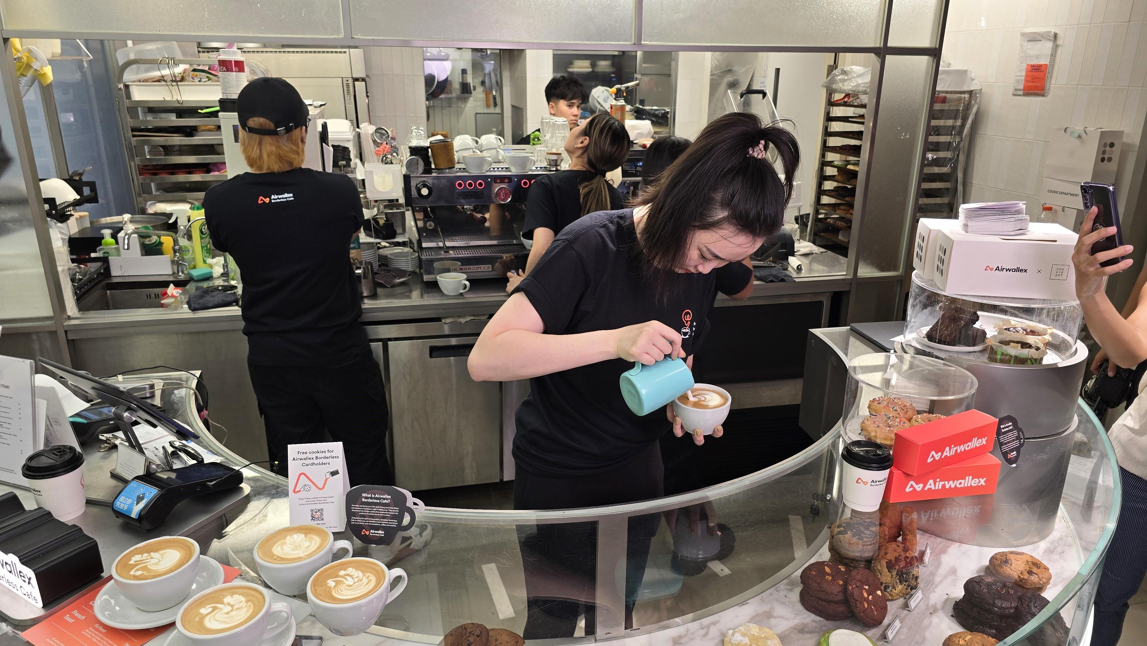 活動上Lucy親自為客戶炮製拉花咖啡。