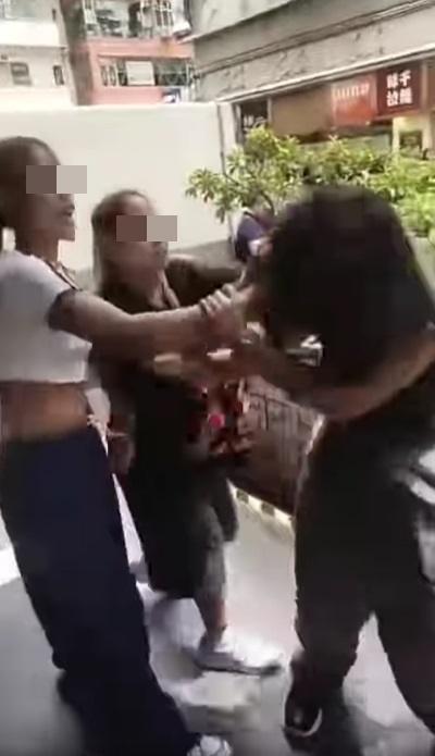 金髮女再找機會攻擊黑衣女。(網片截圖)