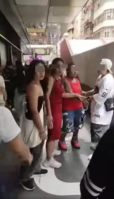 黑衣女子暫時退卻,離開現場。(網片截圖)