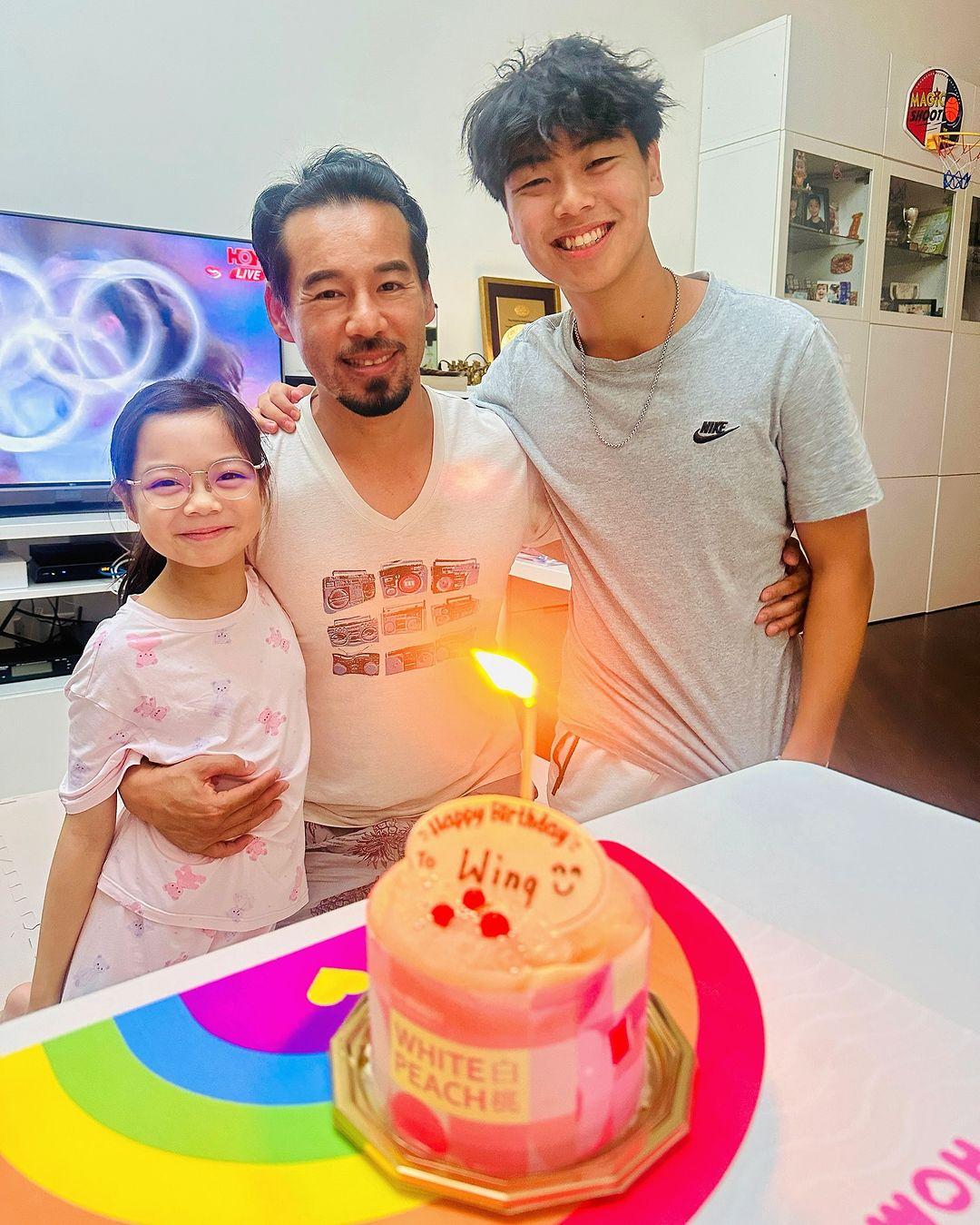 徐榮不時上載與兒子徐朗的家庭照。