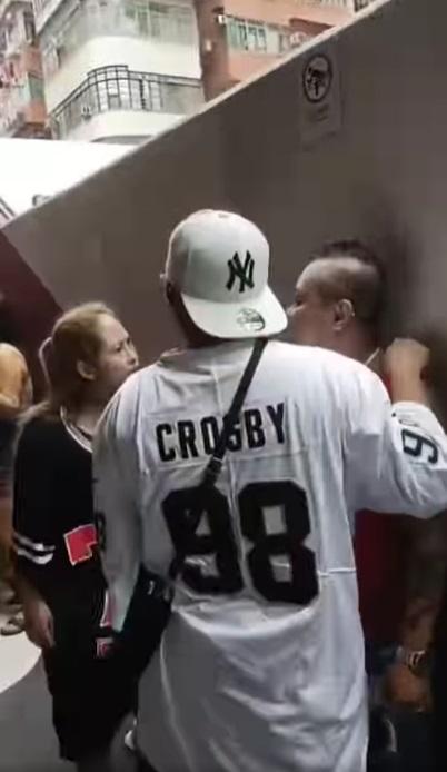 金髮女趕走黑衣女後,轉身將紅衣男子逼到牆邊怒罵。(網片截圖)