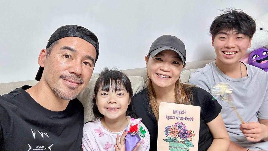 徐榮不時上載與兒子徐朗的家庭照。