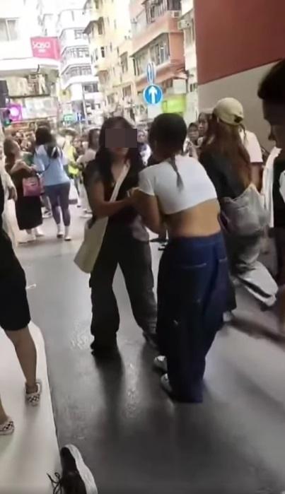 黑衣女及白衣女亦再次扭打在一起。(網片截圖)