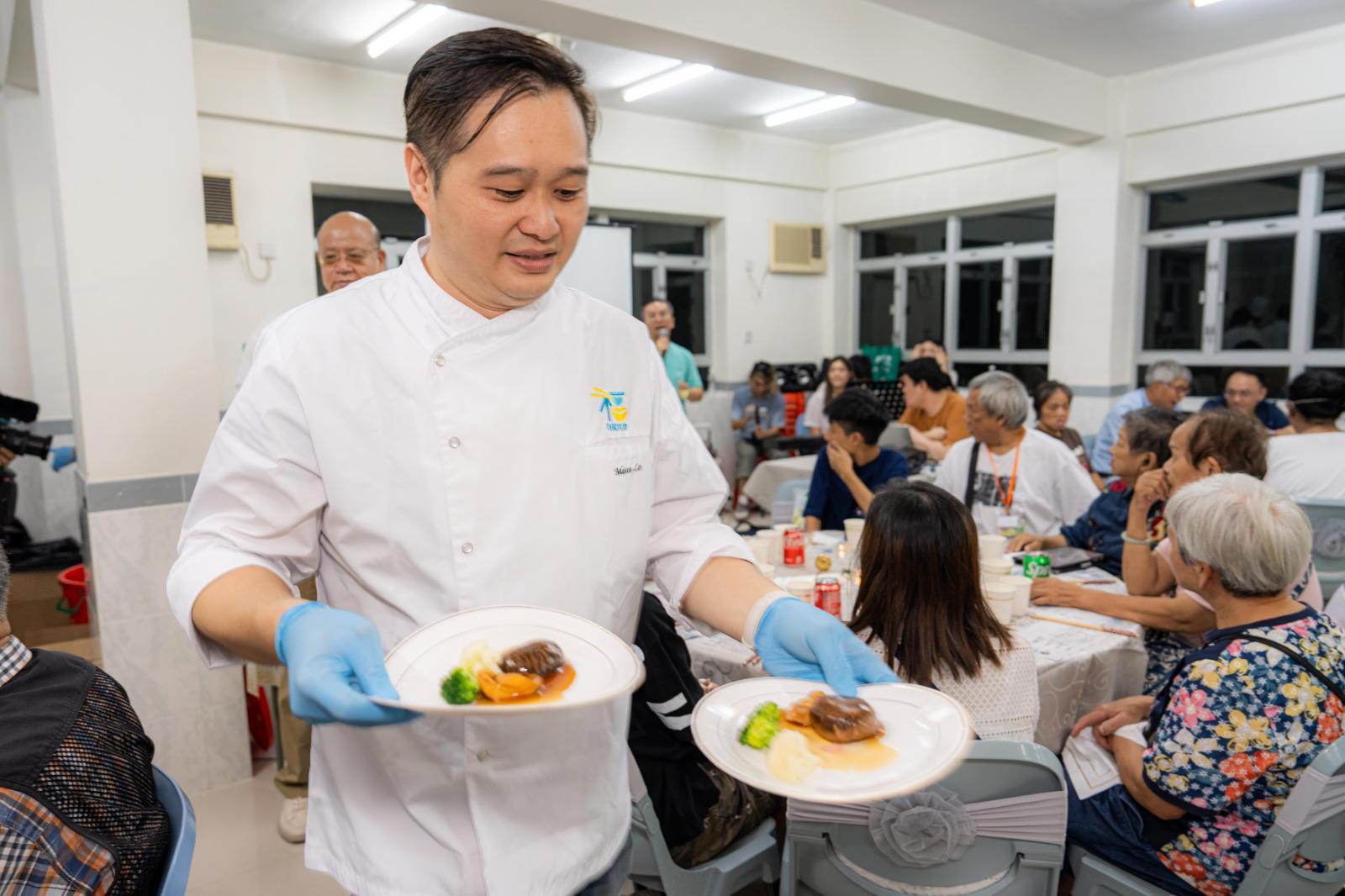 Marco常常與其他廚師做義工,為長者親手烹調愛心美食慈善宴。(Marco提供照片)