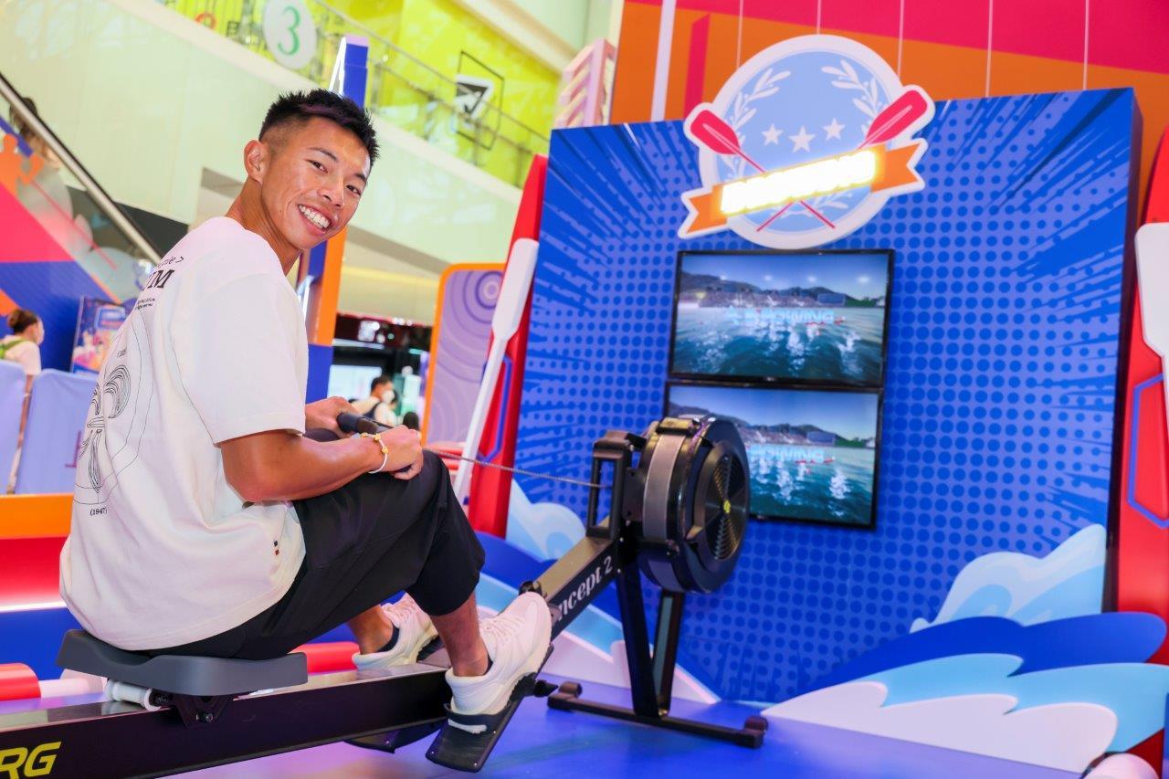 趙顯臻在上水廣場向現場觀眾示範賽艇的訓練動作,教授基本技巧,冀能推動賽艇運動在香港的發展,增加港人對此非主流運動的關注。