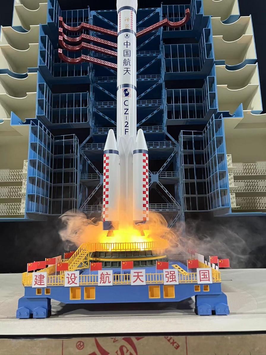 《神州18號升空》,重現火箭噴火和熱空氣奔騰的宏偉景象。(作者提供)