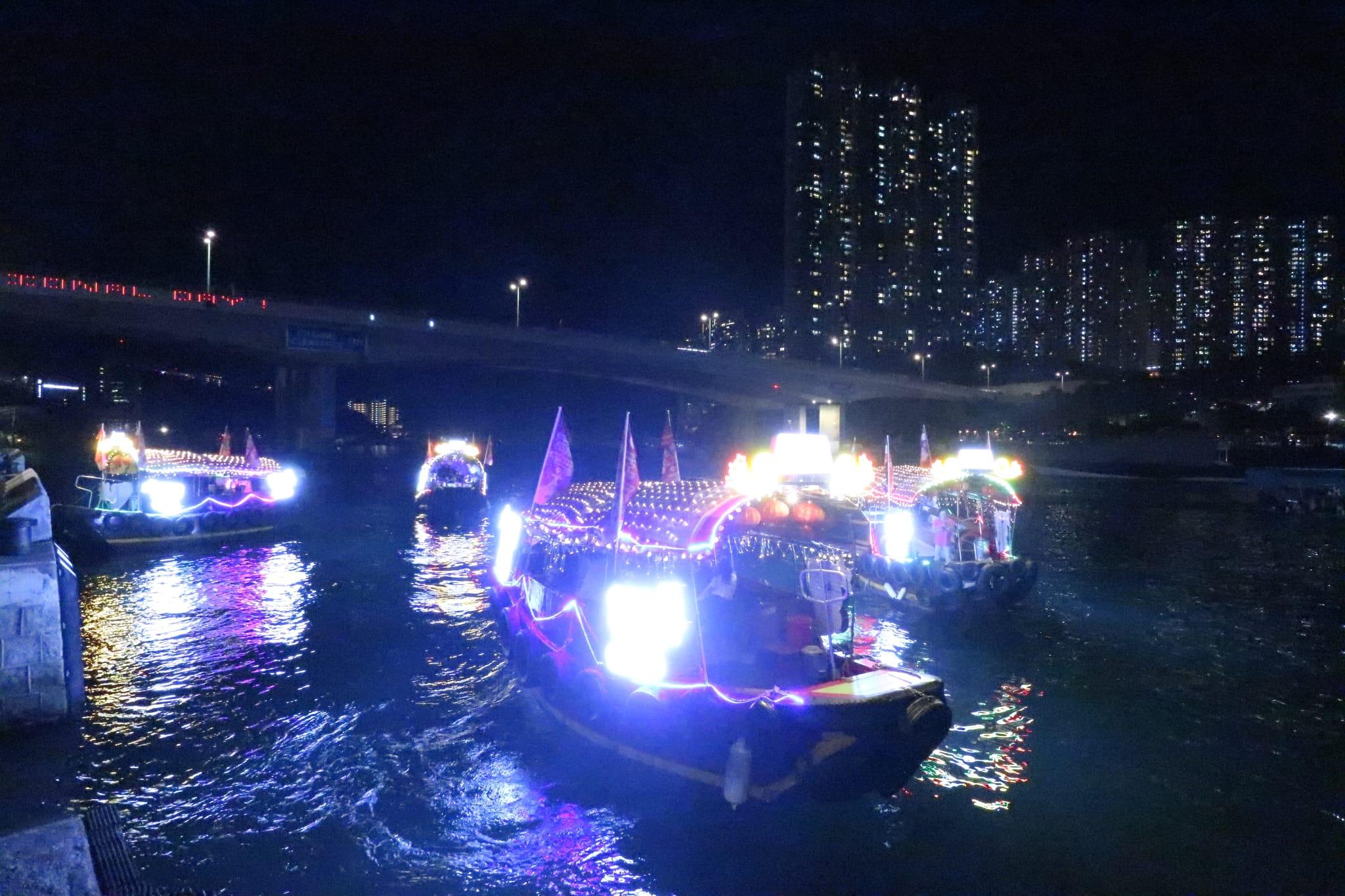 南區舉辦以大熊貓為主題的綵艇活動。(鍾式明攝)