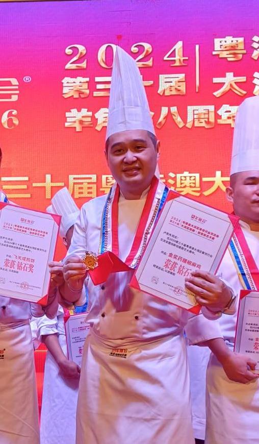 Marco憑藥膳椒麻雞奪得2024年大灣區創新創意廚藝大賽鑽石獎。