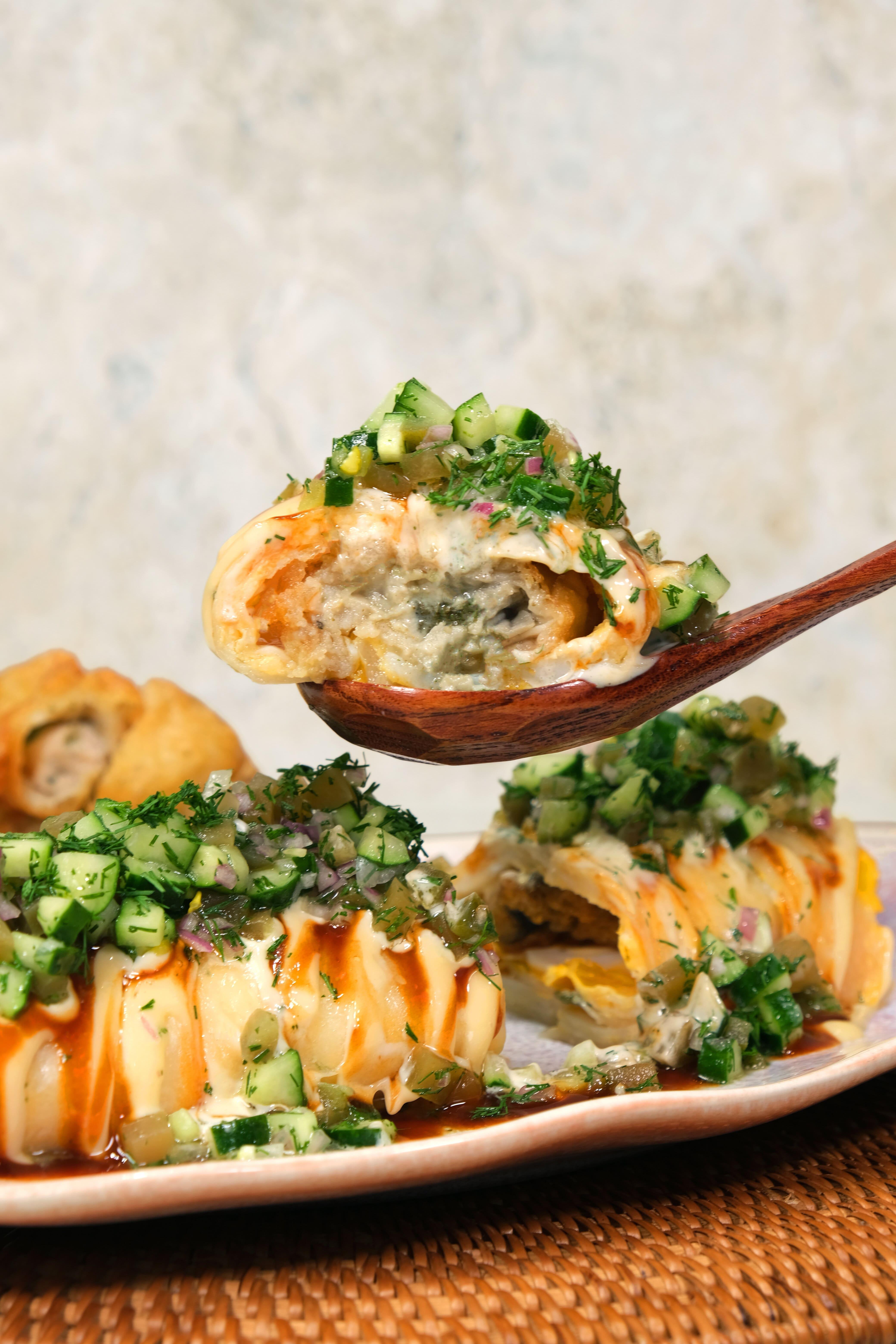 將三隻酥炸日本廣島蠔包裹在雙鴨蛋製成的蛋餅中,富蛋香,蠔味又突出。