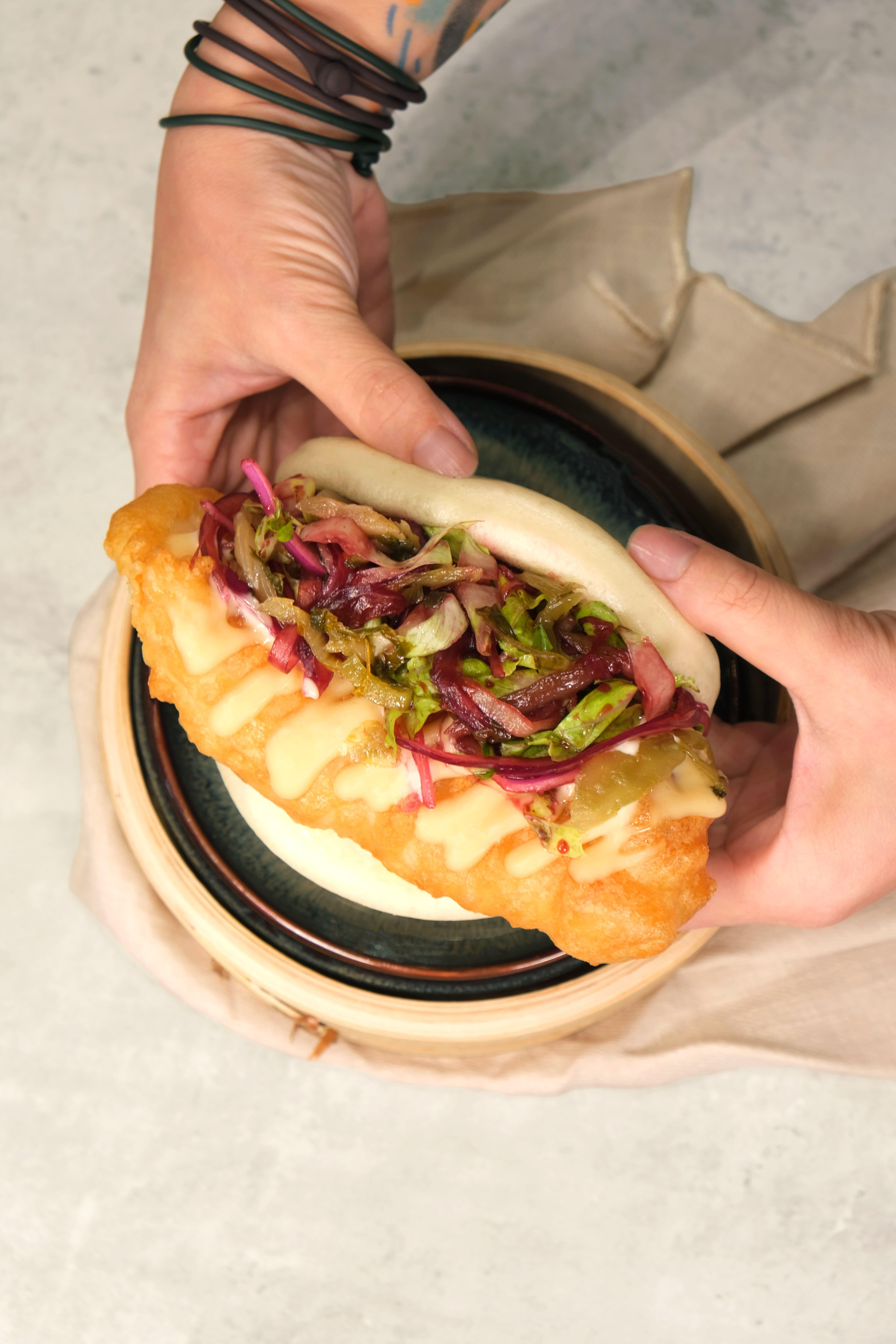 炸鱈魚柳伴洛神花味羅馬生菜榨菜沙拉及台灣腐乳蛋黃醬,味道層次豐富