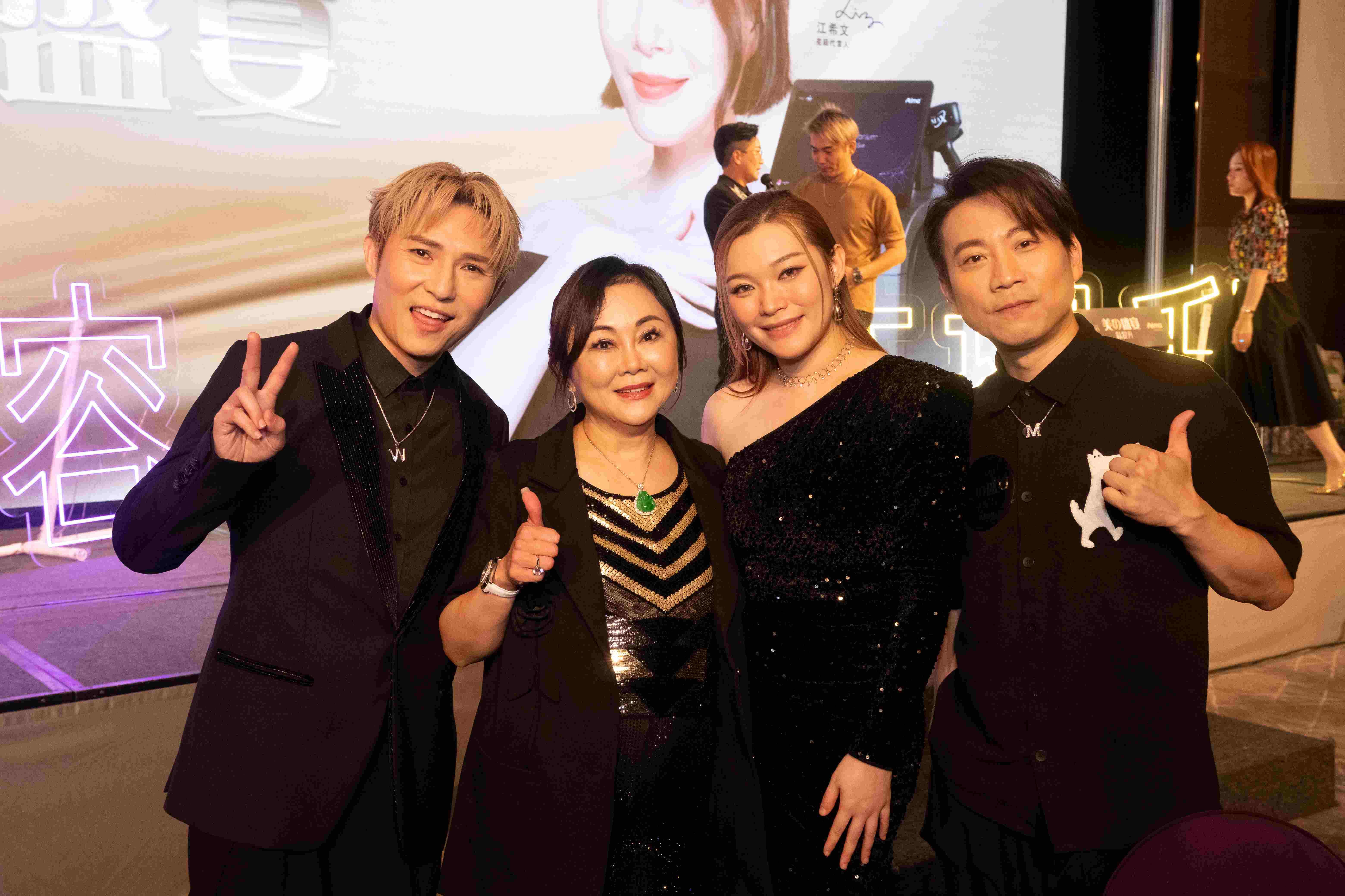 謝欣玲博士(左二)與劉威煌、黃洛妍、顏米羔合照。