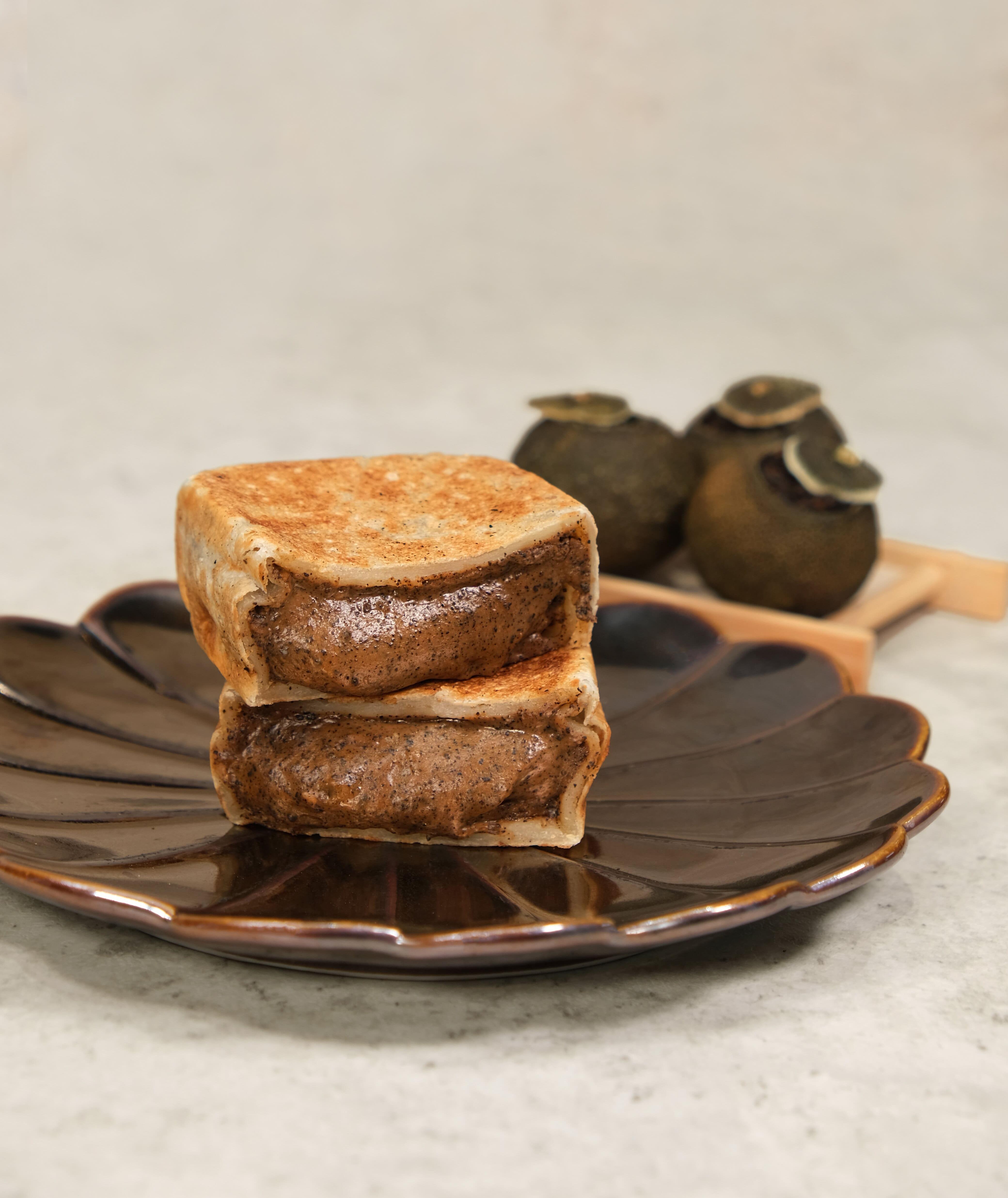 陳皮普洱壓餅 $55 流心餡融合了陳皮的果香與普洱的茶香。