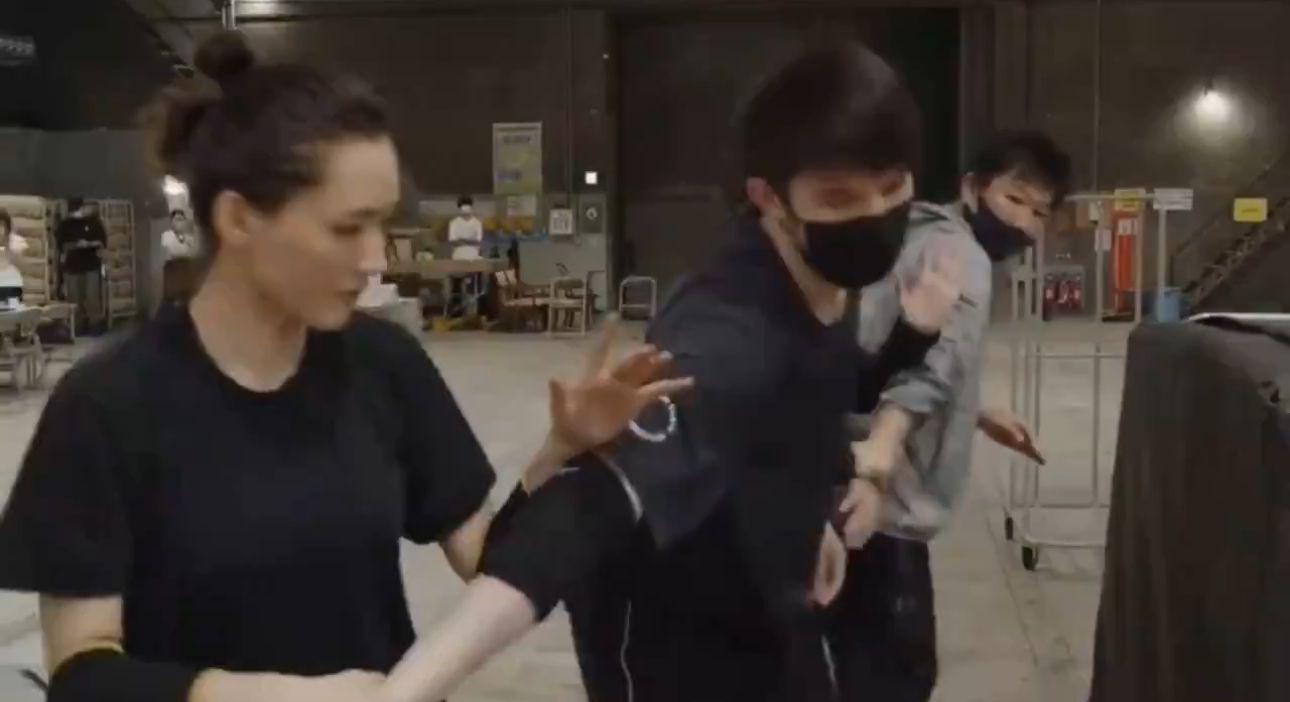 兩人有多場對手戲及打鬥場面,越打越愛。