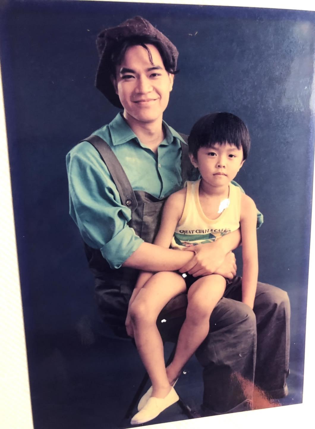 洪朝豐於30歲時,跟7歲兒子洪葉合照。