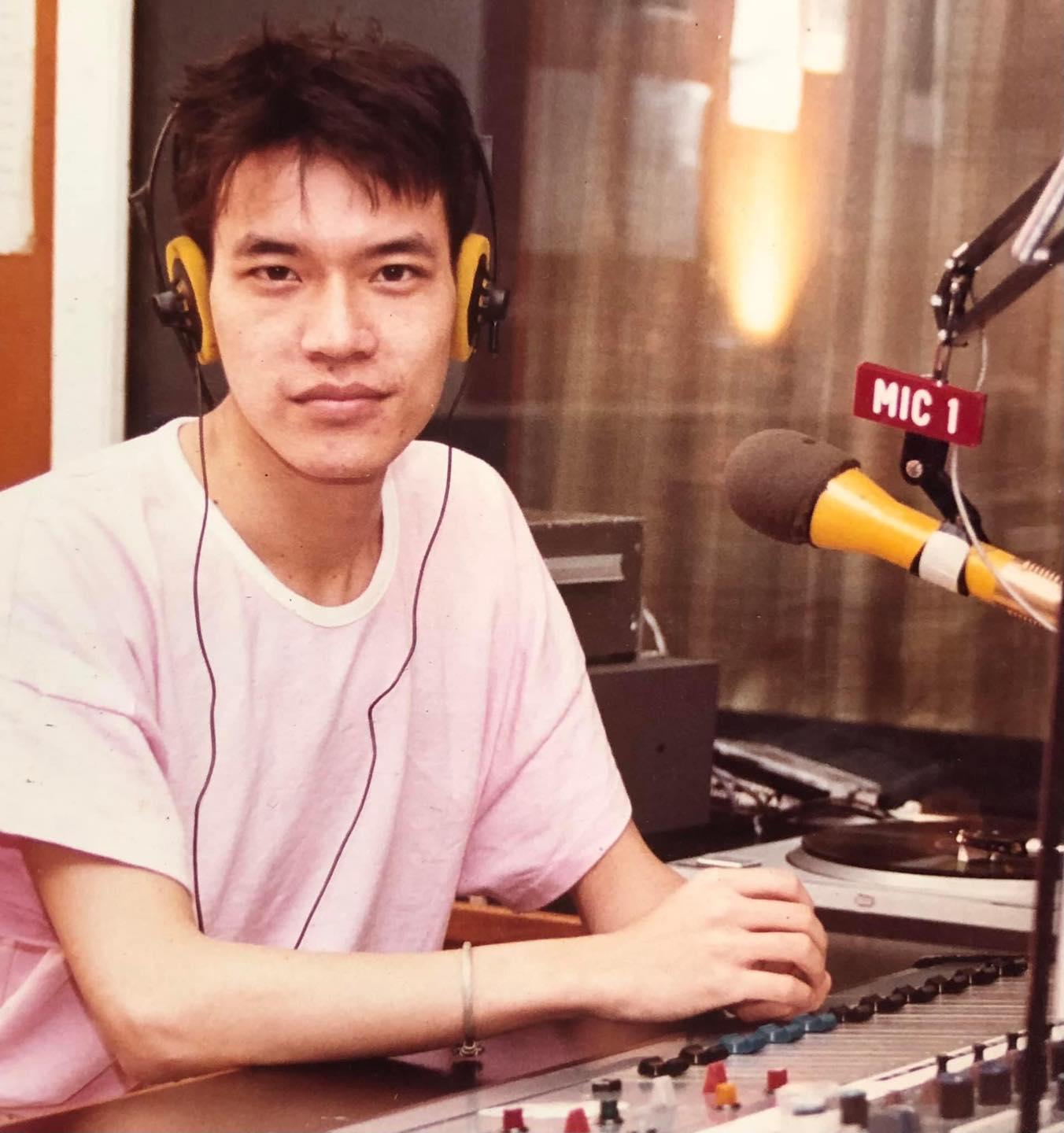 洪朝豐主持的人物專訪及清談節目大受聽眾歡迎,包括《精裝名人錄》、《靈機一觸洪朝豐》及《日月星辰》。