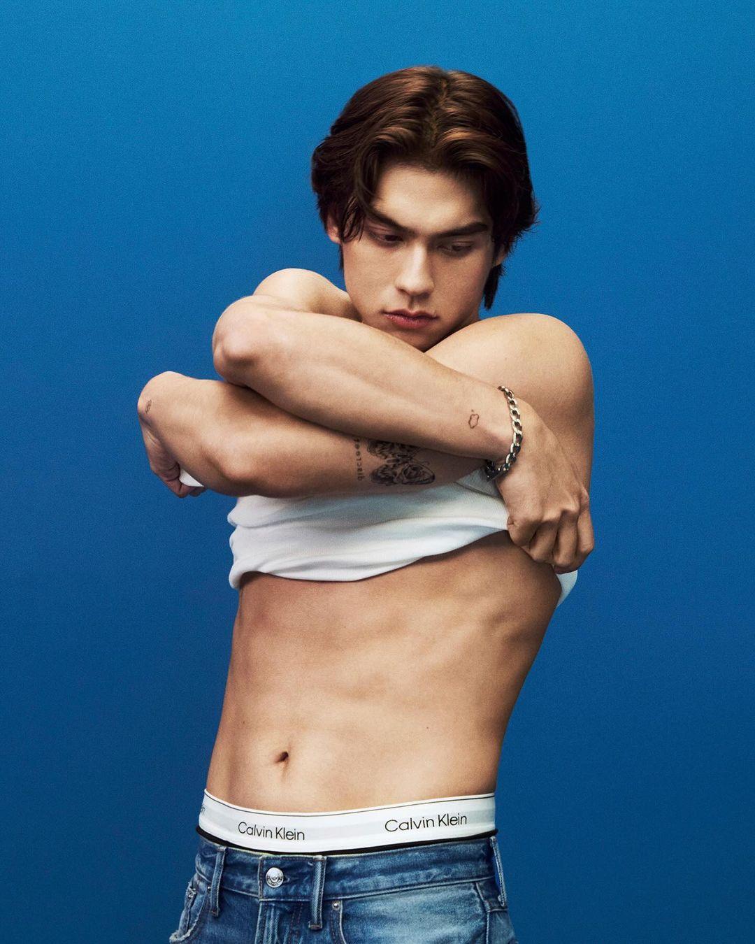 Bright深受國際品牌歡迎,亦是CK代言人。