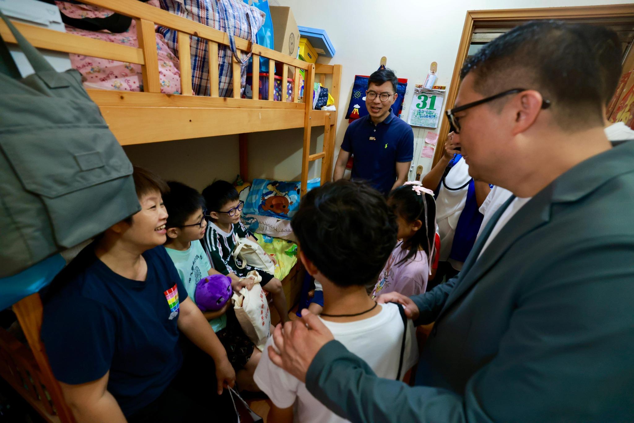 鄧炳強攜家帶眷派月餅 訪基層了解生活所需︱Ray Online (fb鄧炳強 Tang Ping Keung圖片)