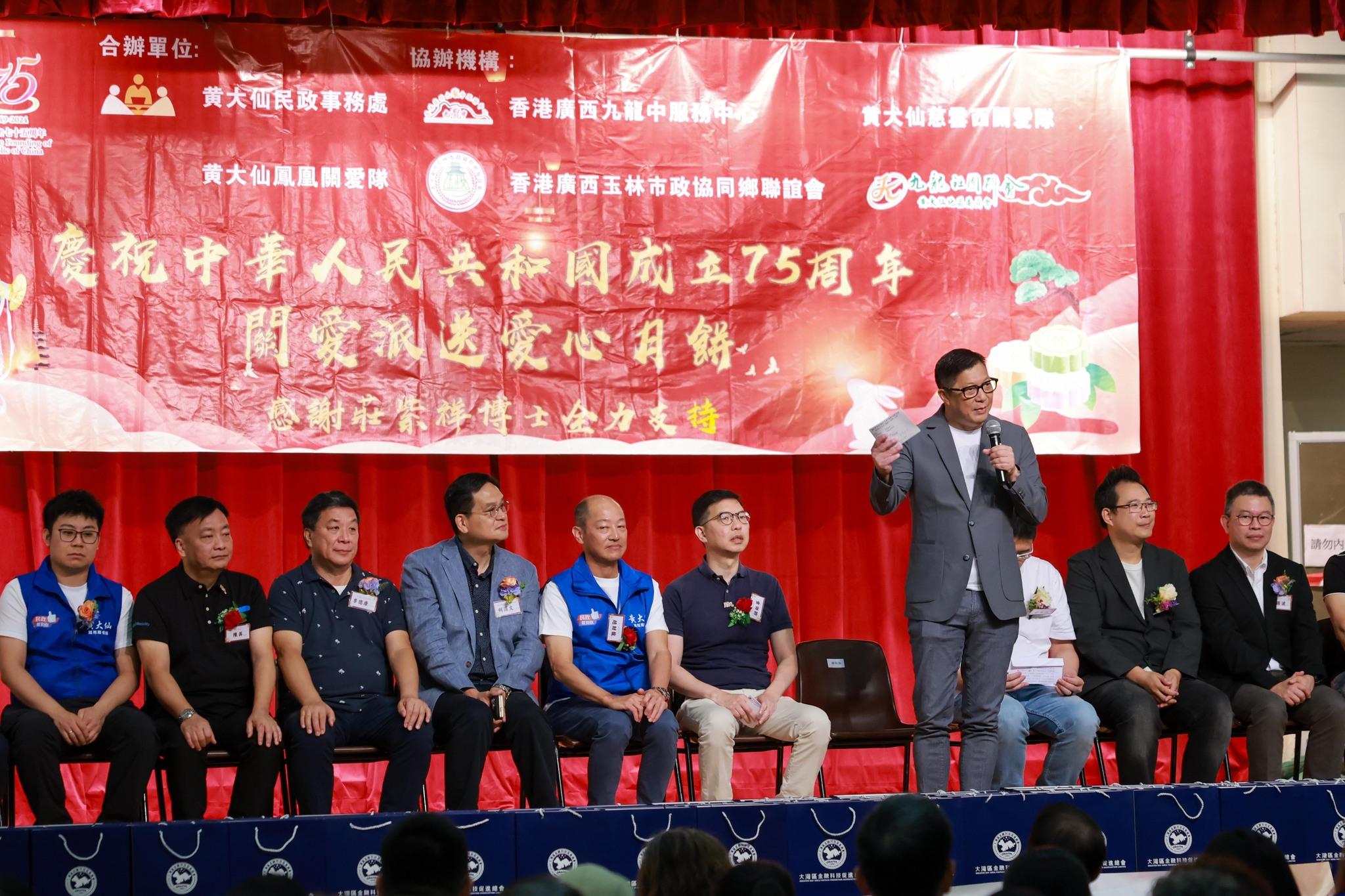 鄧炳強攜家帶眷派月餅 訪基層了解生活所需︱Ray Online (fb鄧炳強 Tang Ping Keung圖片)