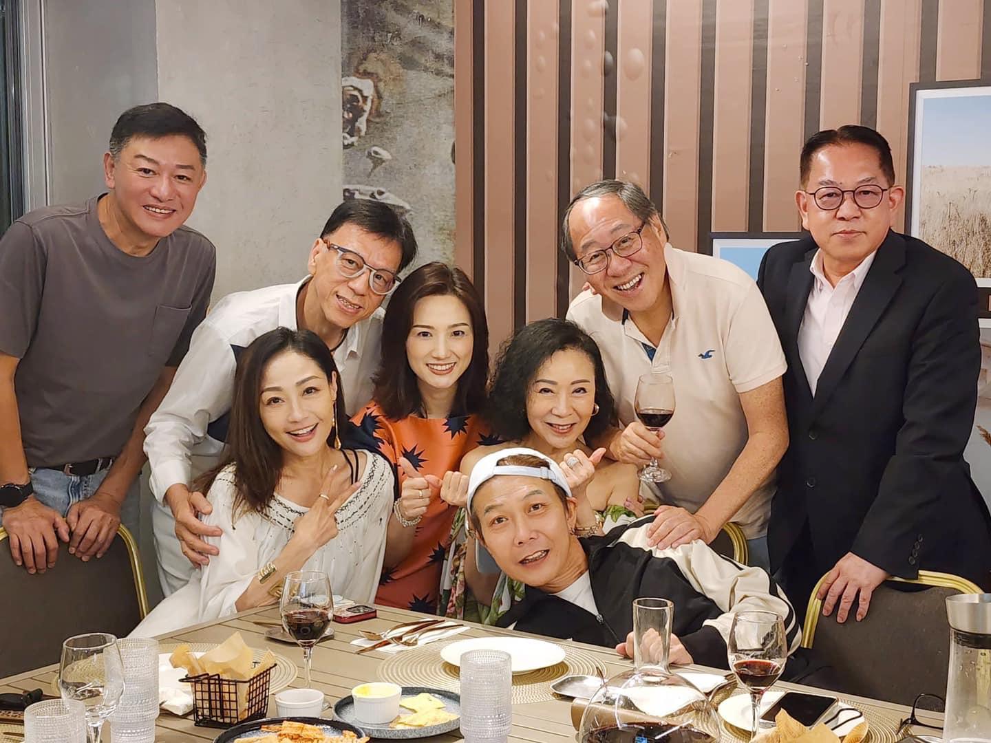 楊玉梅上載飯局大合照,見到有丘亞葵。