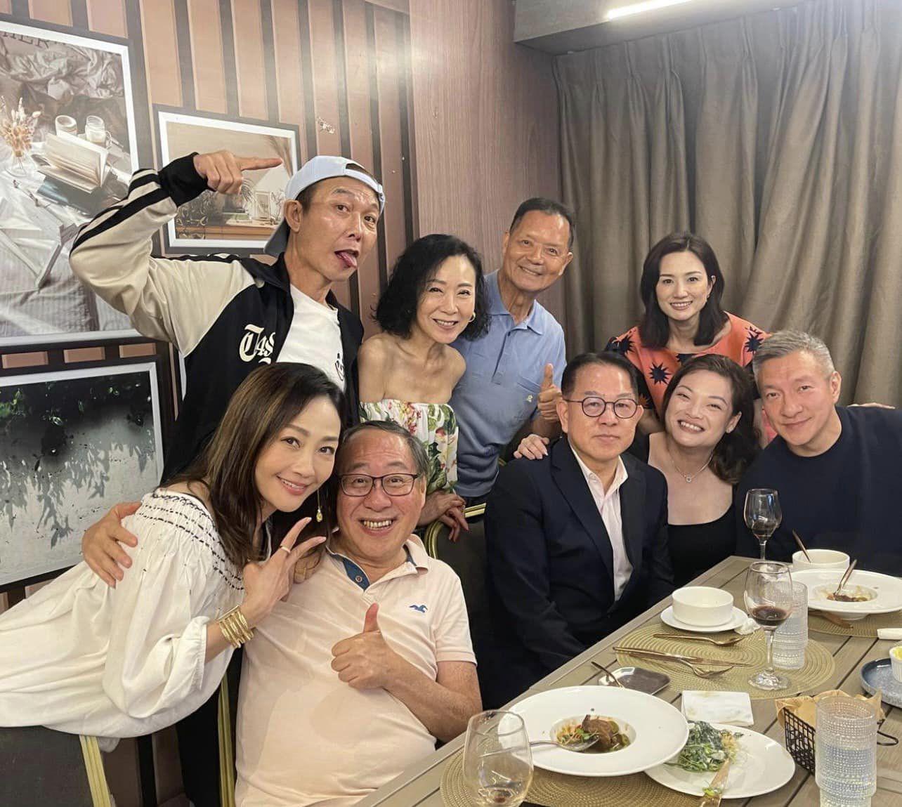楊玉梅上載飯局大合照,見到有丘亞葵,吳大強亦是座上客。
