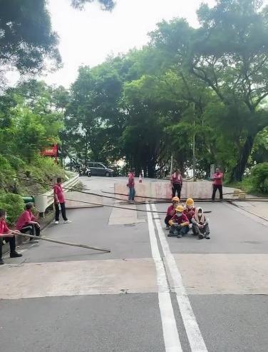 火炭穗禾苑外牆維修工程出現欠薪風波。約20名工人在巴士站對開路面拉橫額「有汗出冇糧出」、「還我血汗錢」,並擺放竹枝擋堵路。(網上圖片)