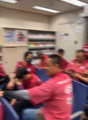 火炭穗禾苑外牆維修工程出現欠薪風波。約20名工人在巴士站對開路面拉橫額「有汗出冇糧出」、「還我血汗錢」,並擺放竹枝擋堵路。(網上圖片)