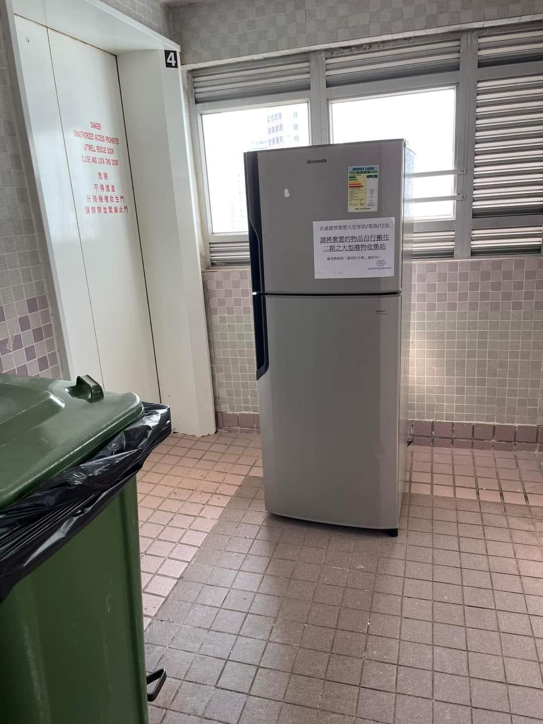 一名男網民在「公屋討論區 - 香港facebook群組」發帖上載照片,可見有住戶將舊雪櫃直接棄於公屋走廊。