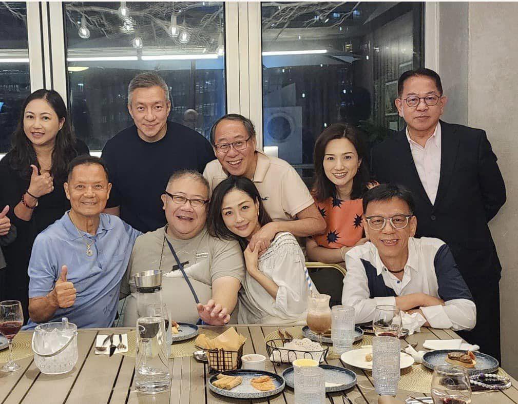 楊玉梅上載飯局大合照,見到有丘亞葵,吳大強亦是座上客。