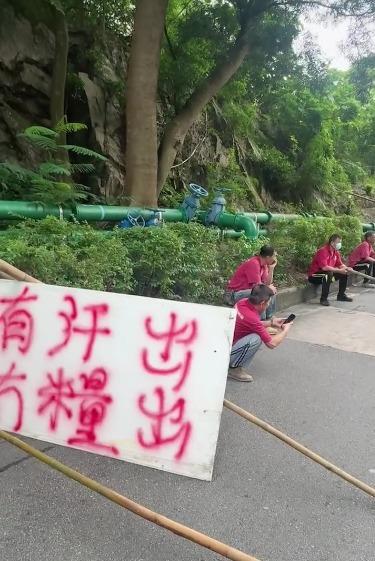 火炭穗禾苑外牆維修工程出現欠薪風波。約20名工人在巴士站對開路面拉橫額「有汗出冇糧出」、「還我血汗錢」,並擺放竹枝擋堵路。(網上圖片)