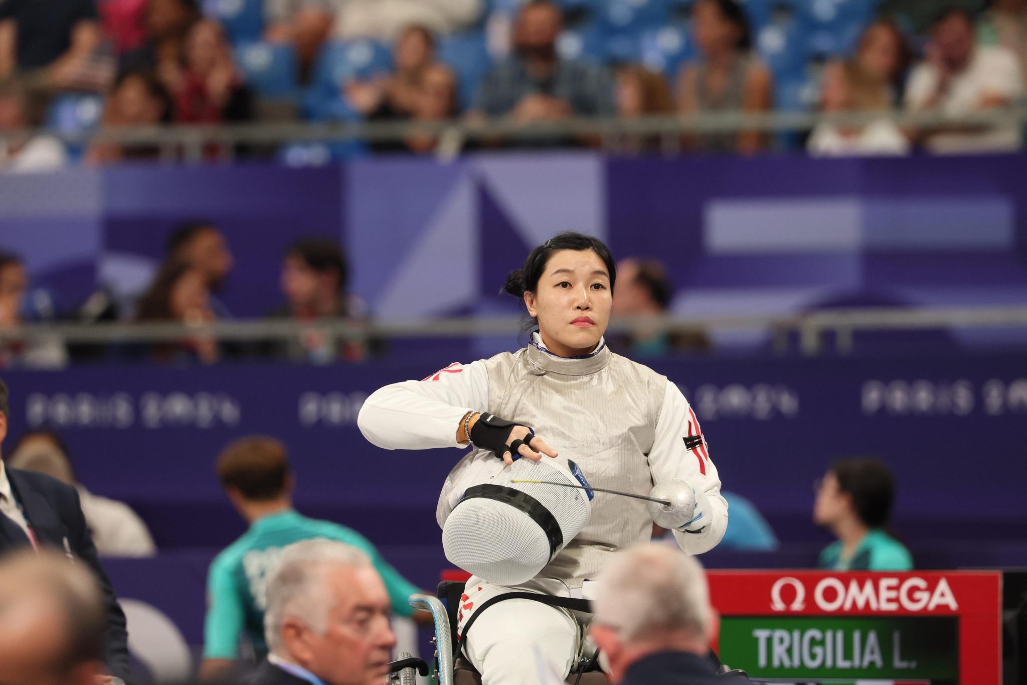 港隊代表余翠怡,在巴黎殘奧輪椅劍擊女子花劍A級銅牌賽,11:15不敵西班牙劍手洛迪古絲。(中國香港殘疾人奧委會圖片)