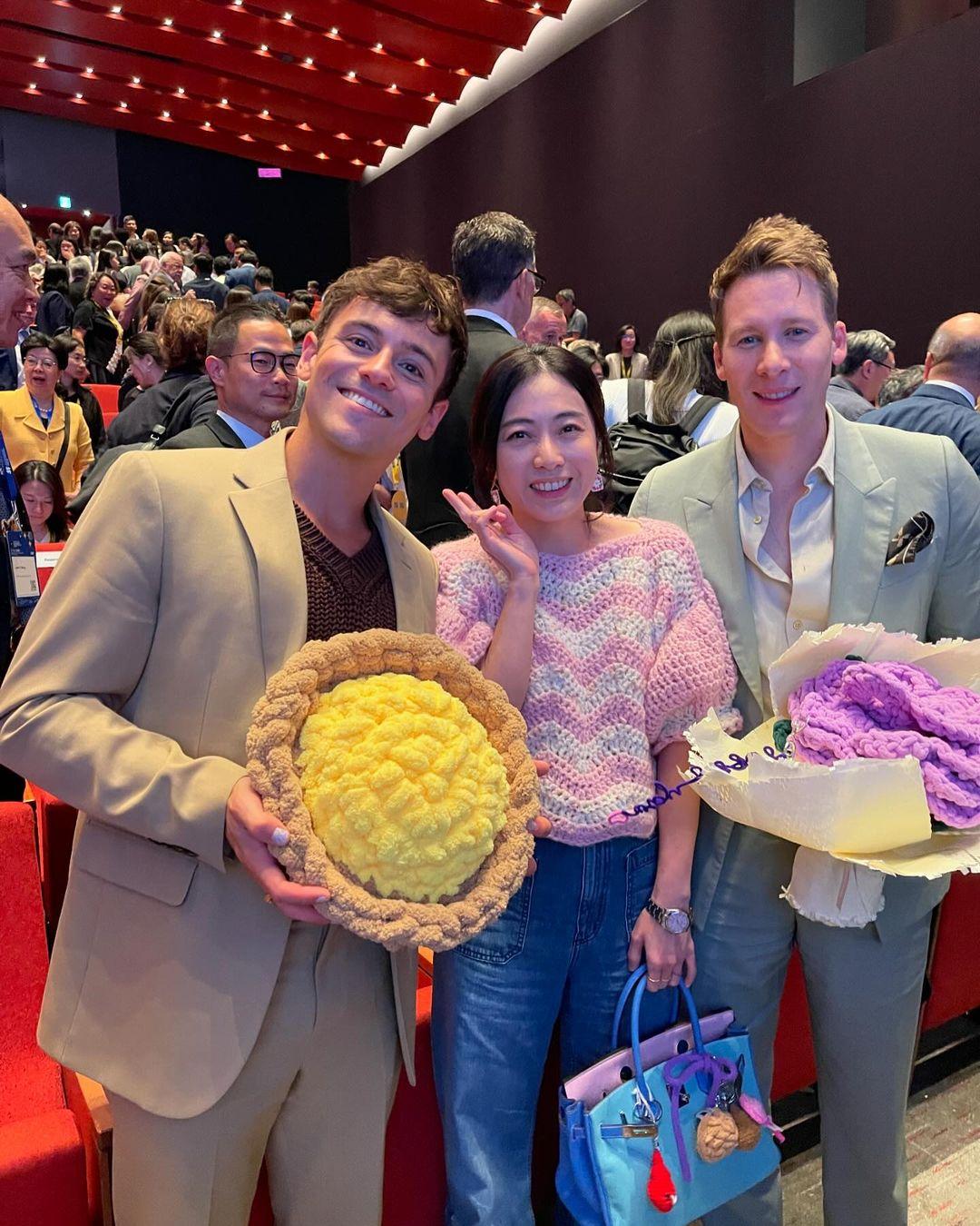 甘比送上大蛋撻及花束,並透露對方很開心收到這兩樣針織物。