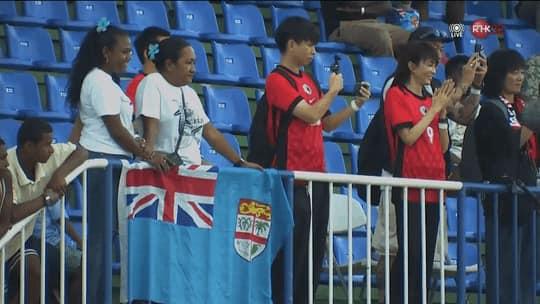 Do姐飛到斐濟支持港足。