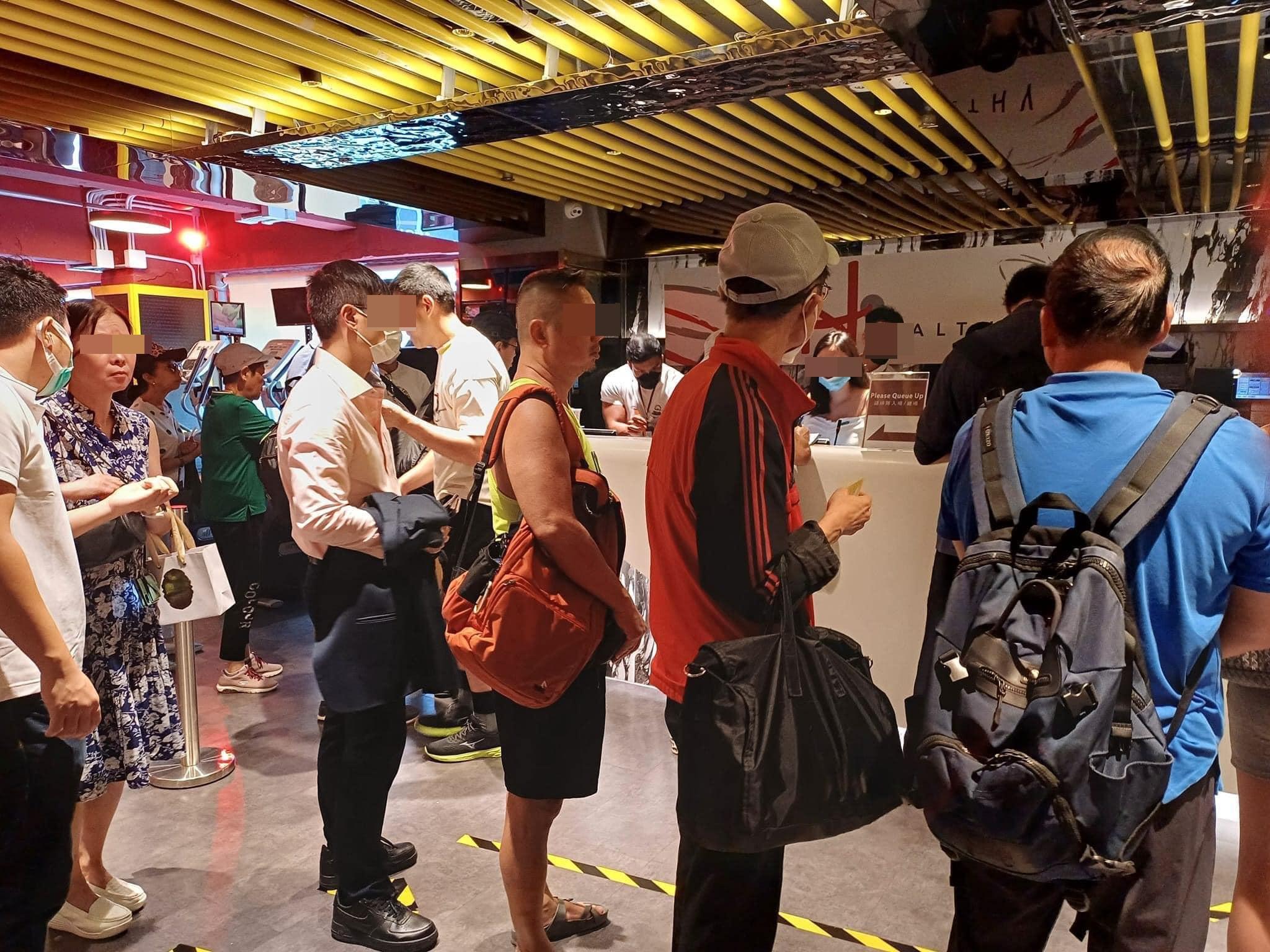 舒適堡結業|灣仔Healthy繼續重開 苦主排隊查詢會籍。(北角有樂fb圖)