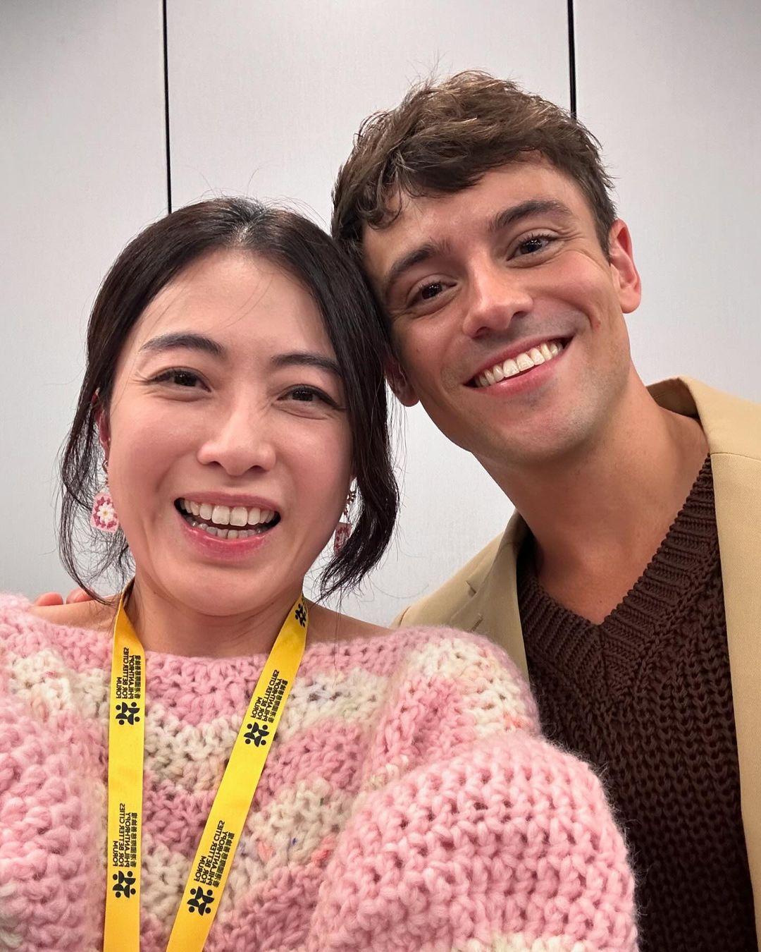 甘比送上大蛋撻及花束,並透露對方很開心收到這兩樣針織物。