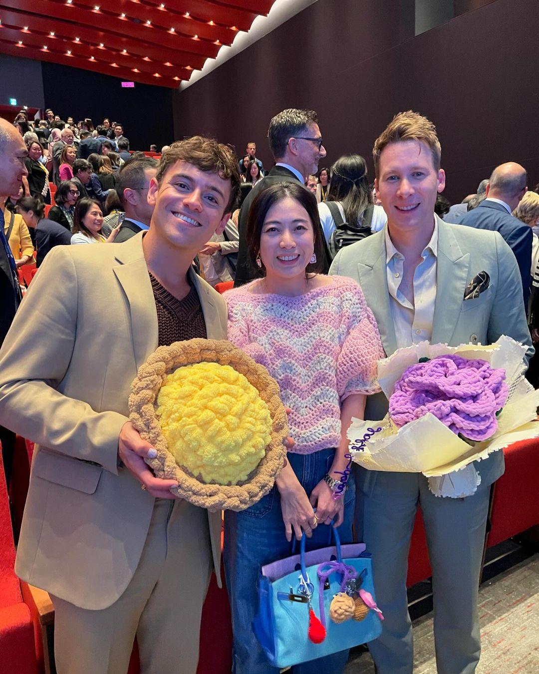 甘比送上大蛋撻及花束,並透露對方很開心收到這兩樣針織物。