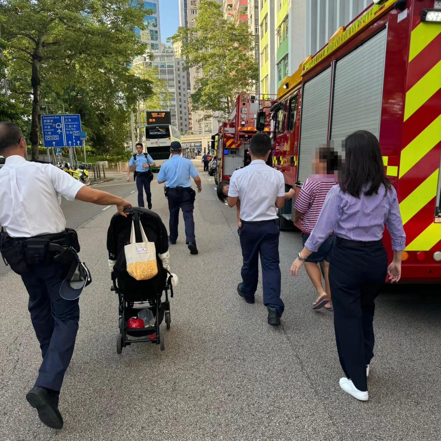 北角分區軍裝巡邏小隊第二隊聯同消防員在天后附近處理一宗可疑物品案件期間,有一名外傭向警方求助,指其照顧的一名幼兒突然抽筋。(東區警區 facebook)