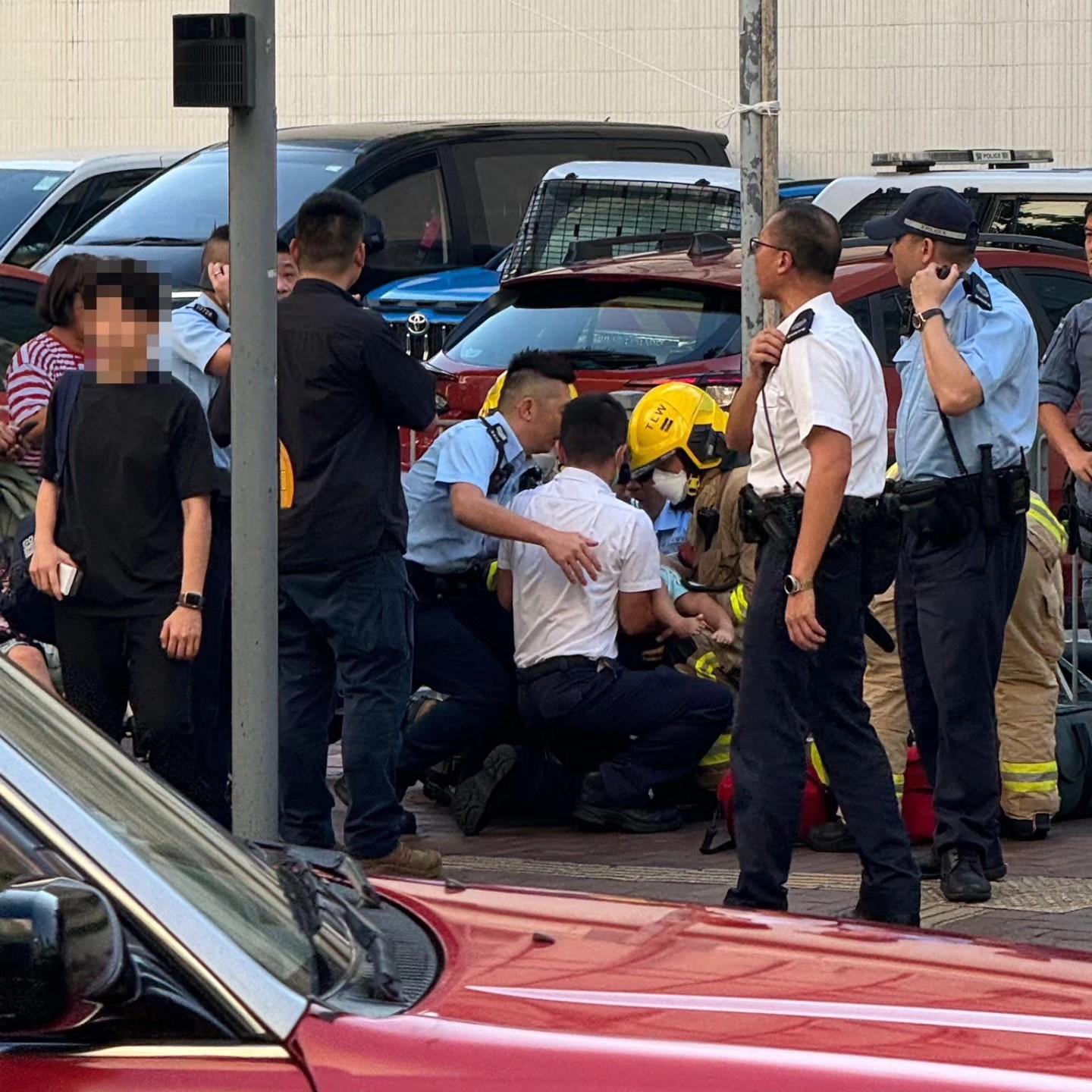 北角分區軍裝巡邏小隊第二隊聯同消防員在天后附近處理一宗可疑物品案件期間,有一名外傭向警方求助,指其照顧的一名幼兒突然抽筋。(東區警區 facebook)