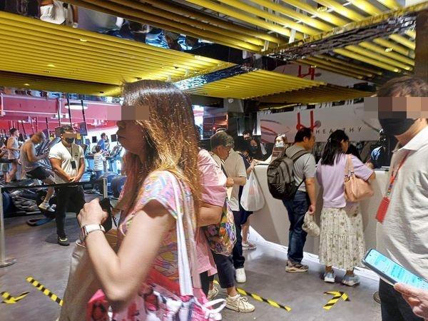 舒適堡結業|灣仔Healthy繼續重開 苦主排隊查詢會籍。(北角有樂fb圖)