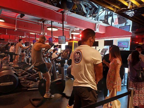 舒適堡結業|灣仔Healthy繼續重開 苦主排隊查詢會籍。(北角有樂fb圖)