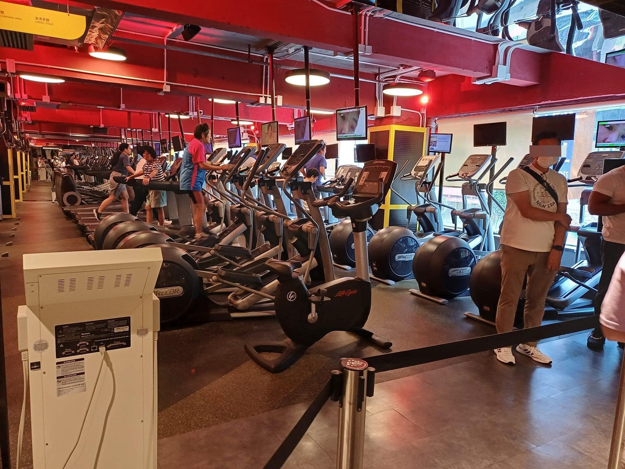 舒適堡結業|灣仔Healthy繼續重開 苦主排隊查詢會籍。(北角有樂fb圖)