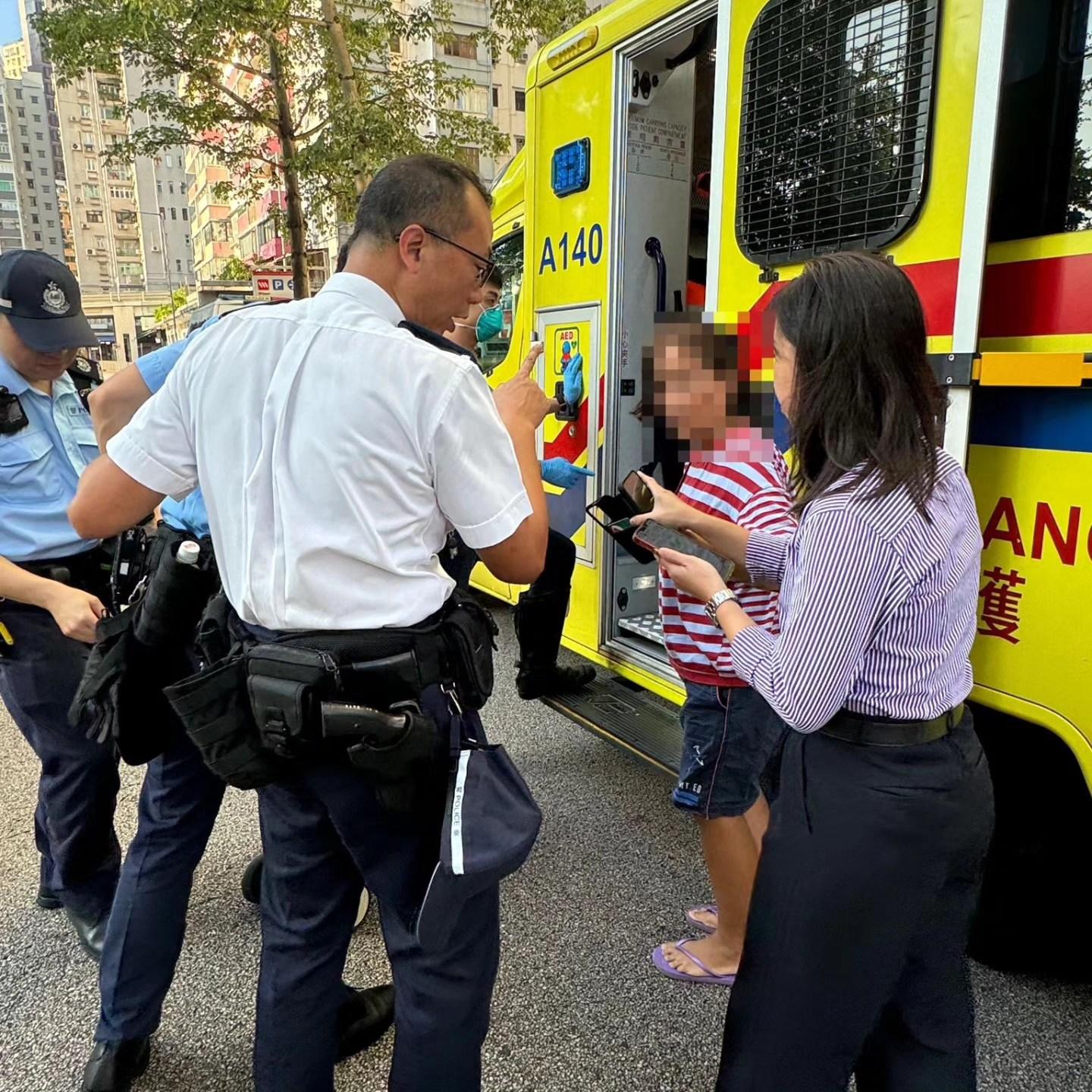 北角分區軍裝巡邏小隊第二隊聯同消防員在天后附近處理一宗可疑物品案件期間,有一名外傭向警方求助,指其照顧的一名幼兒突然抽筋。(東區警區 facebook)