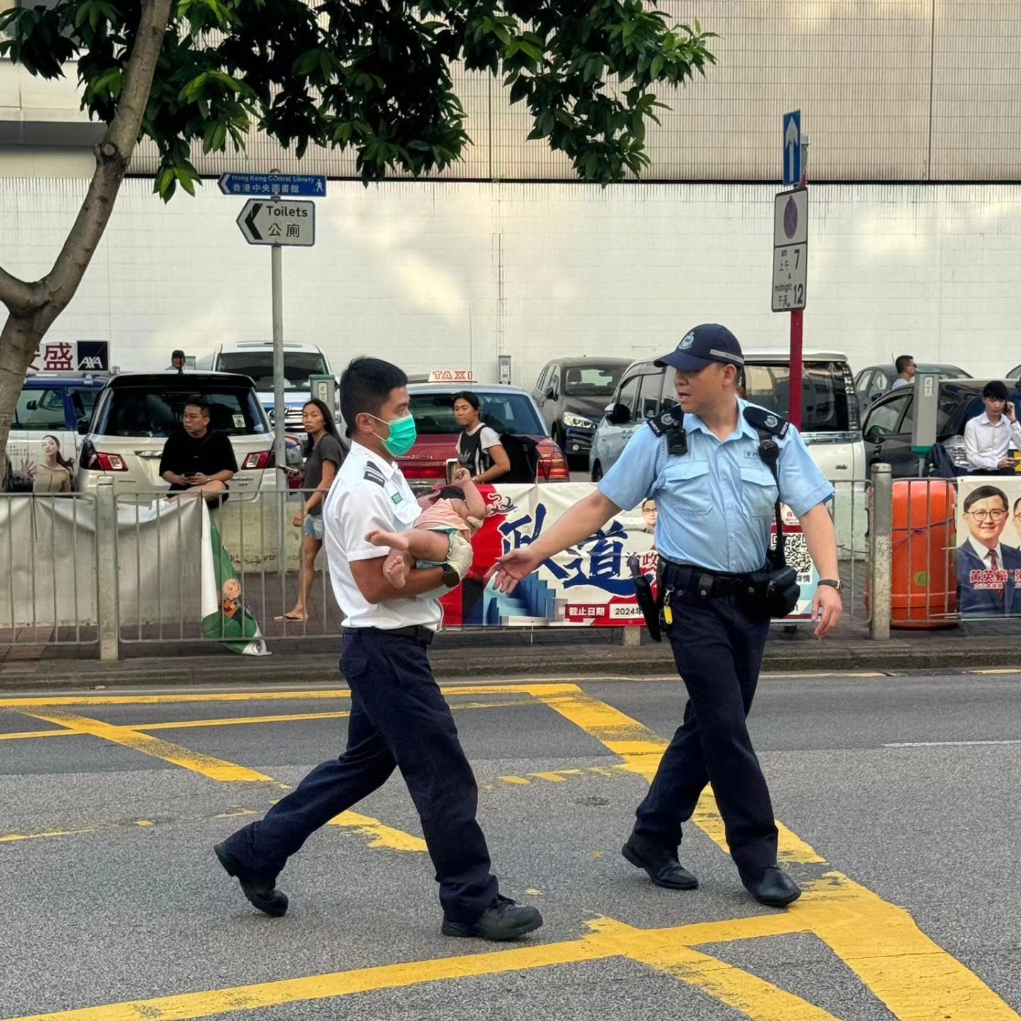 救護員手抱該名幼兒跑向救護車。(東區警區 facebook)