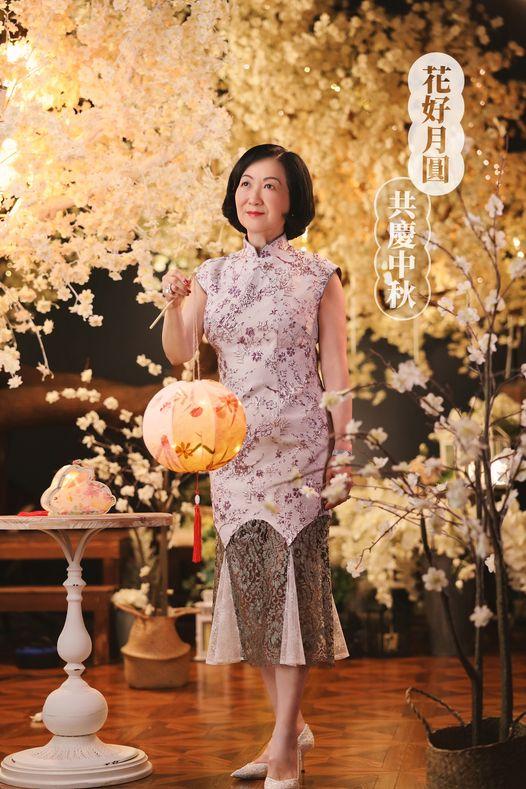 葉劉淑儀昨日身穿粉紫色旗袍,配搭著花刺繡,手提傳統燈籠。(葉劉淑儀fb圖)